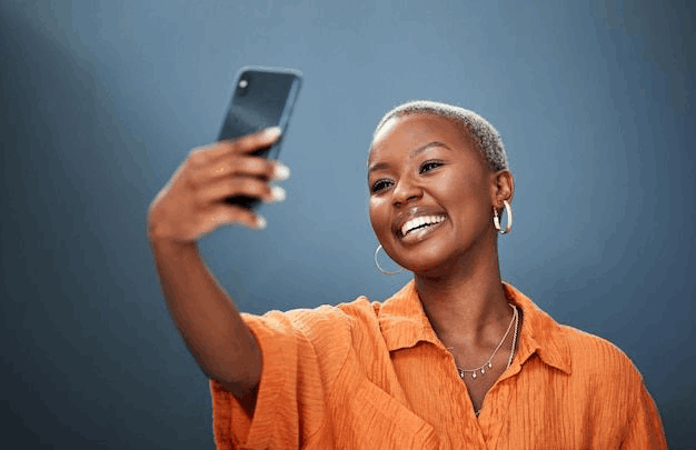 Femme africaine professionnelle analysant ses données de vente